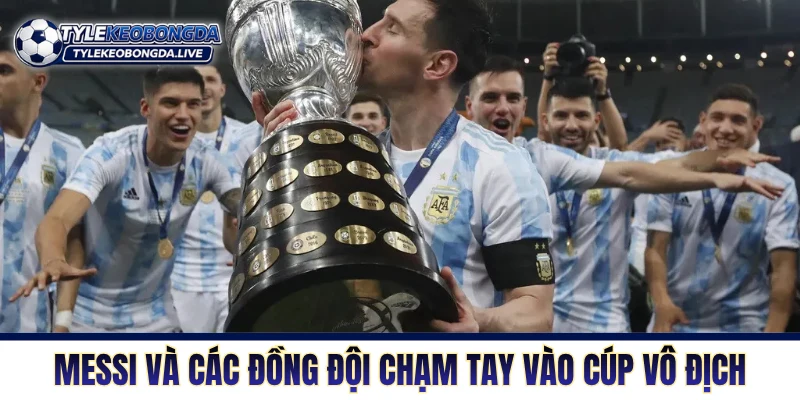 Vô Địch Nam Mỹ - Sàn Đấu Của Những Quái Kiệt Và Tiểu Xảo 7 Messi và các đồng đội chạm tay vào cúp vô địch Nam Mỹ