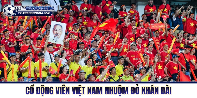 Cổ động viên Việt Nam nhuộm đỏ khán đài bằng cờ và pháo sáng